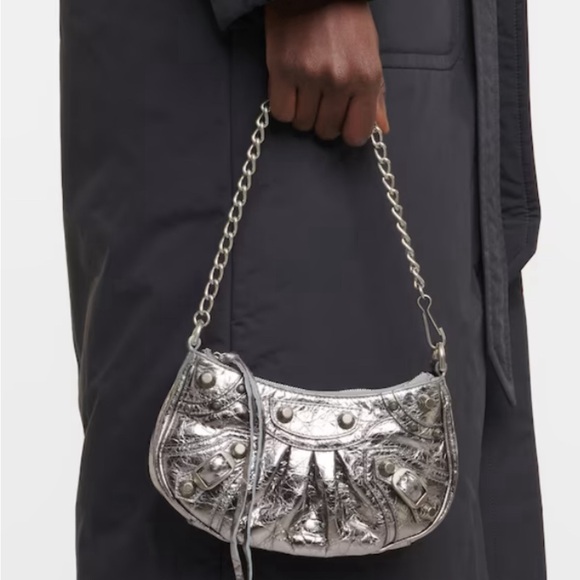 Balenciaga Le Cagole Mini w/Chain w/Tags
Silver - Picture 7 of 9